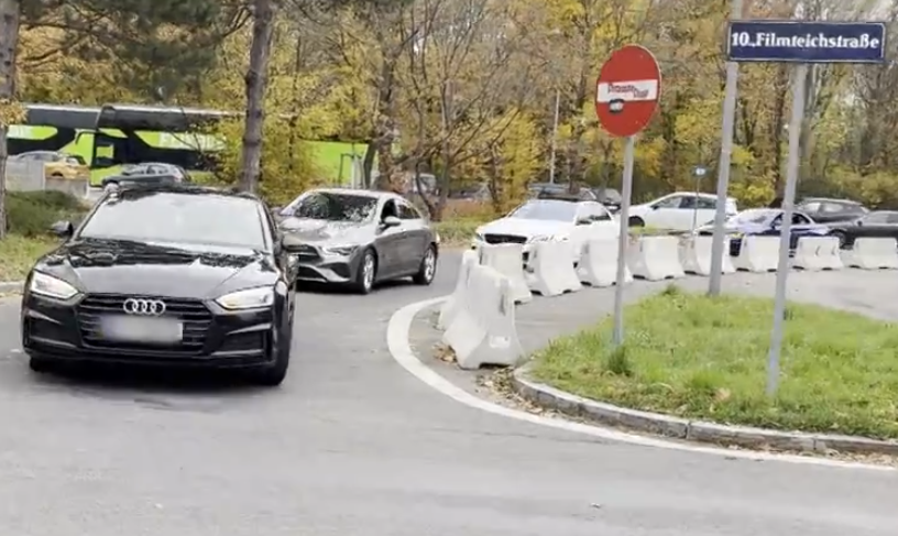 Autokolonne in der Filmteichstraße in Wien-Oberlaa