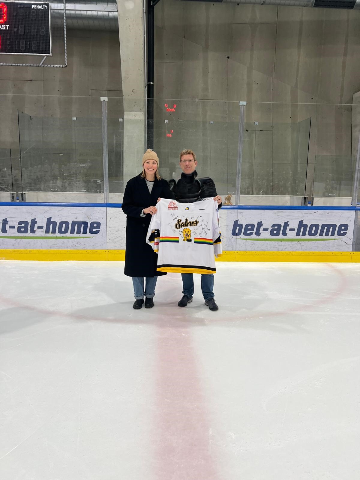Sabres-Verteidigerin Antonia Matzka, Volksanwalt Bernhard Achitz auf einem Eishockey-Feld