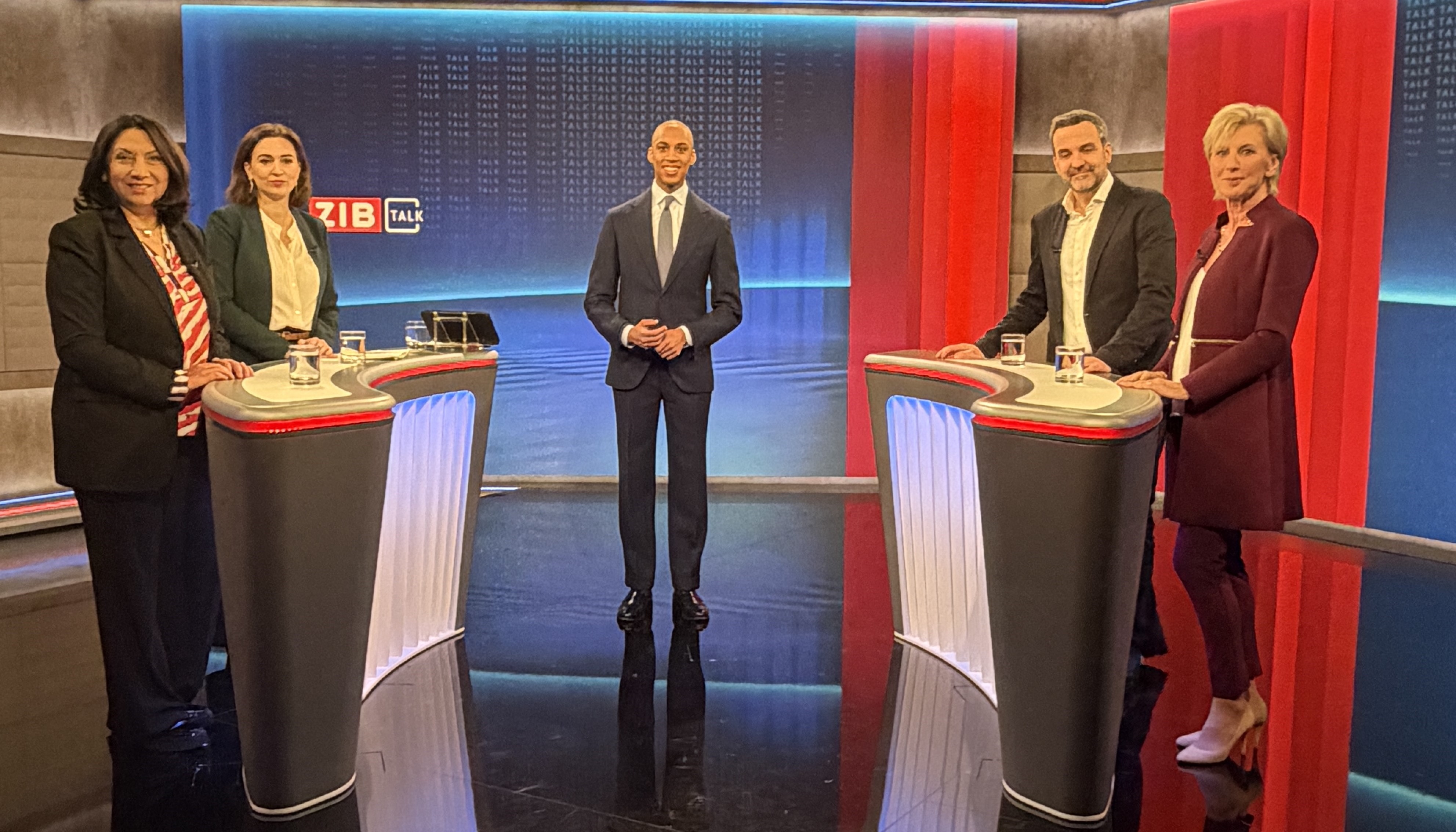 Volksanwältin Gaby Schwarz steht mit vier weiteren Personen im ORF Studio.