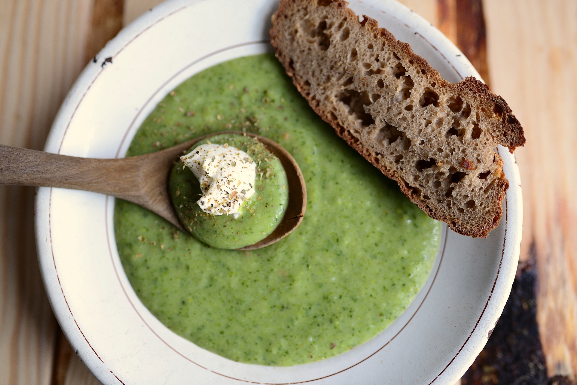 Suppe, Brot (Symbolbild)