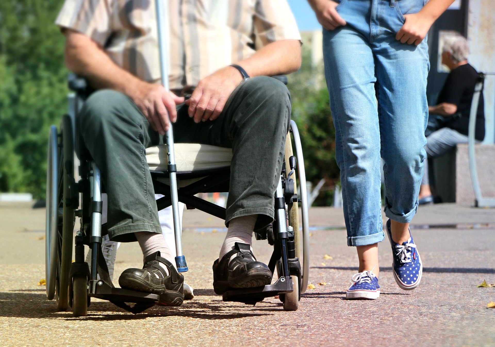 Person mit Rollstuhl und Langstock, Person zu Fuß