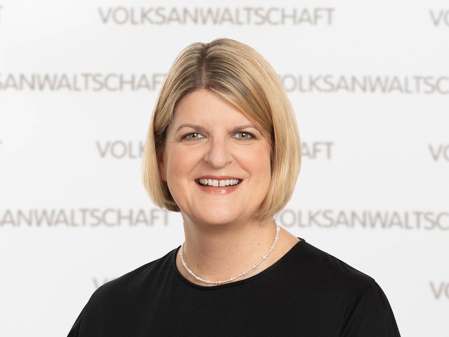 Volksanwältin Schwetz - Frau mittleren Alters mit kinnlangen dunkelblonden Haaren. Sie trägt eine schwarze Bluse.