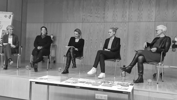 5 Frauen sitzend auf Stühlen ohne Tische auf einem Podium, von links nach rechts: Gaby Schwarz, Katharina Mückstein, Raphaela Scharf, Sandra Walder und Maria Rösslhumer.