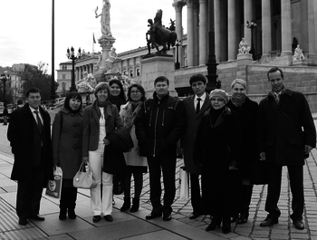 Die Besucher vor dem Parlament