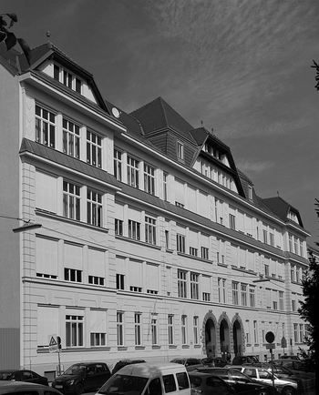 Fassade der Volksschule Märzstrasse in Wien