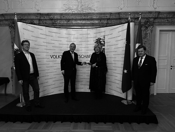 Volksanwalt Achitz, Volksanwalt Rosenkranz, Menschenrechtskommissarin Mijatović und Volksanwalt Amon vor der Pressewand im Festsaal der Volksanwaltschaft.