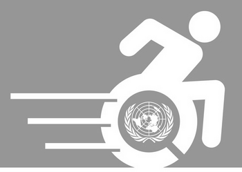 Logo zur UN-BRK: Person im Rollstuhl vorwärts rollend mit UN-Logo betsehend aus Weltkarte umrahmt von zwei Palmenzweigen - in der Mitte des Rads des Rollstuhls, weiß auf hellblauem Hintergrund.