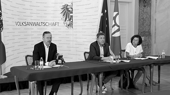 Podium der Pressekonferenz im Festsaal der Volksanwaltschaft mit Bernhard Rappert, Bernhard Achitz und Karin Gutiérrez-Lobos. 