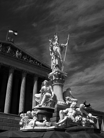 Das Gebäude des österreichischen Parlaments mit der Statue der Pallas Athene im Vordergrund