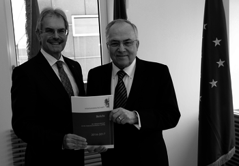 Landtagspräsident Niederösterreichs Karl Wilfing und Volksanwalt Peter Fichtenbauer halten den Jahresbericht der Volksanwaltschaft in die Kamera