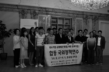 Die koreanische Delegation und Volksanwalt Amon stehen im großen Festsaal