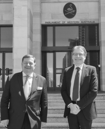 Volksanwalt Amon und IOI Präsident Field in Australien vor Parlament