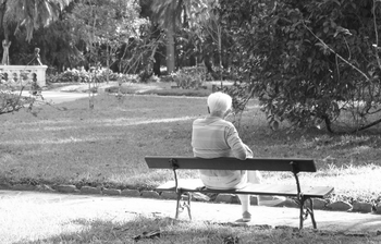 Älterer Mann alleine auf einer Parkbank