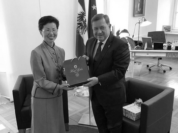 Katherine Chang, die neue Botschafterin Taiwans, mit  Volksanwalt Werner Amon.