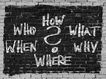 Mauer mit Fragen: How, what, why, where, when und who?