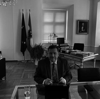 Volksanwalt Amon vor dem Laptop in seinem Büro.