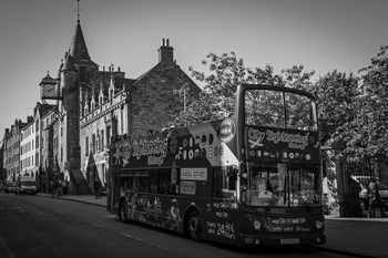 Roter Sightseeing-Bus fährt durch Edinburgh