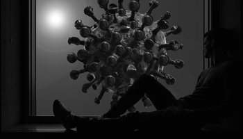 Ein Mann sitzt auf dem Fensterbrett und blickt auf die vergrößerte Abbildung des Corona-Virus