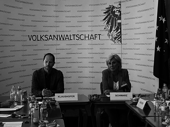  Prof. Klaushofer und Volksanwältin Schwarz vor der Pressewand der Volksanwaltschaft sitzend bei der Präsentation des Berichts.