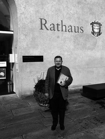 Volksanwalt Werner Amon vor dem Rathaus in Kufstein