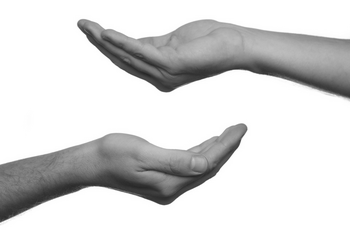 Geben und Nehmen: Zwei Hände mit den Handflächen jeweils nach oben und nach unten.