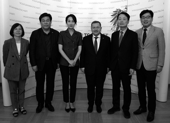 Die Südkoreanischen Parlamentarier, Herr Sunkyo Han, Frau Sumin Kim, Herr Seondong Kim und Herr Dongmin Ki mit Herrn Volksanwalt Werner Amon