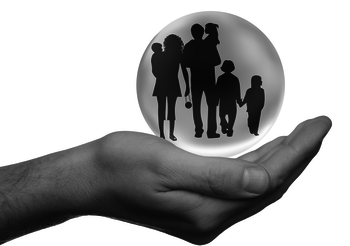 Eine offene Hand hält eine Blase, in der die Silhouetten einer Familie zu sehen sind