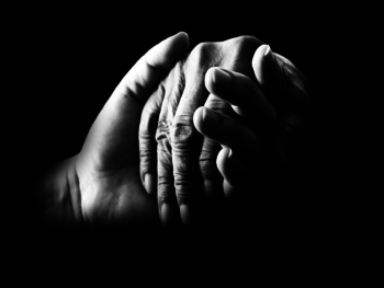 Schwarz-weiß Bild einer Hand, die eine andere Hand hält