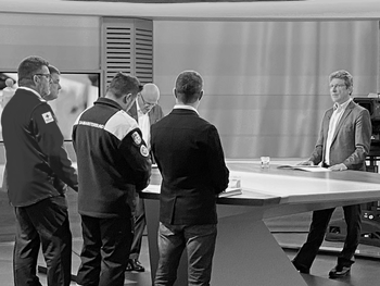 Aus dem ORF Studio: Volksanwalt Achitz mit Vertretern der Blaulichtorganisationen.