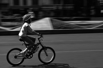 Ein Kind fährt auf der Straße Fahrrad