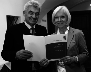 Landtagspräsident Illmer und Volksanwältin Brinek mit dem Prüfbericht der Volksanwaltschaft
